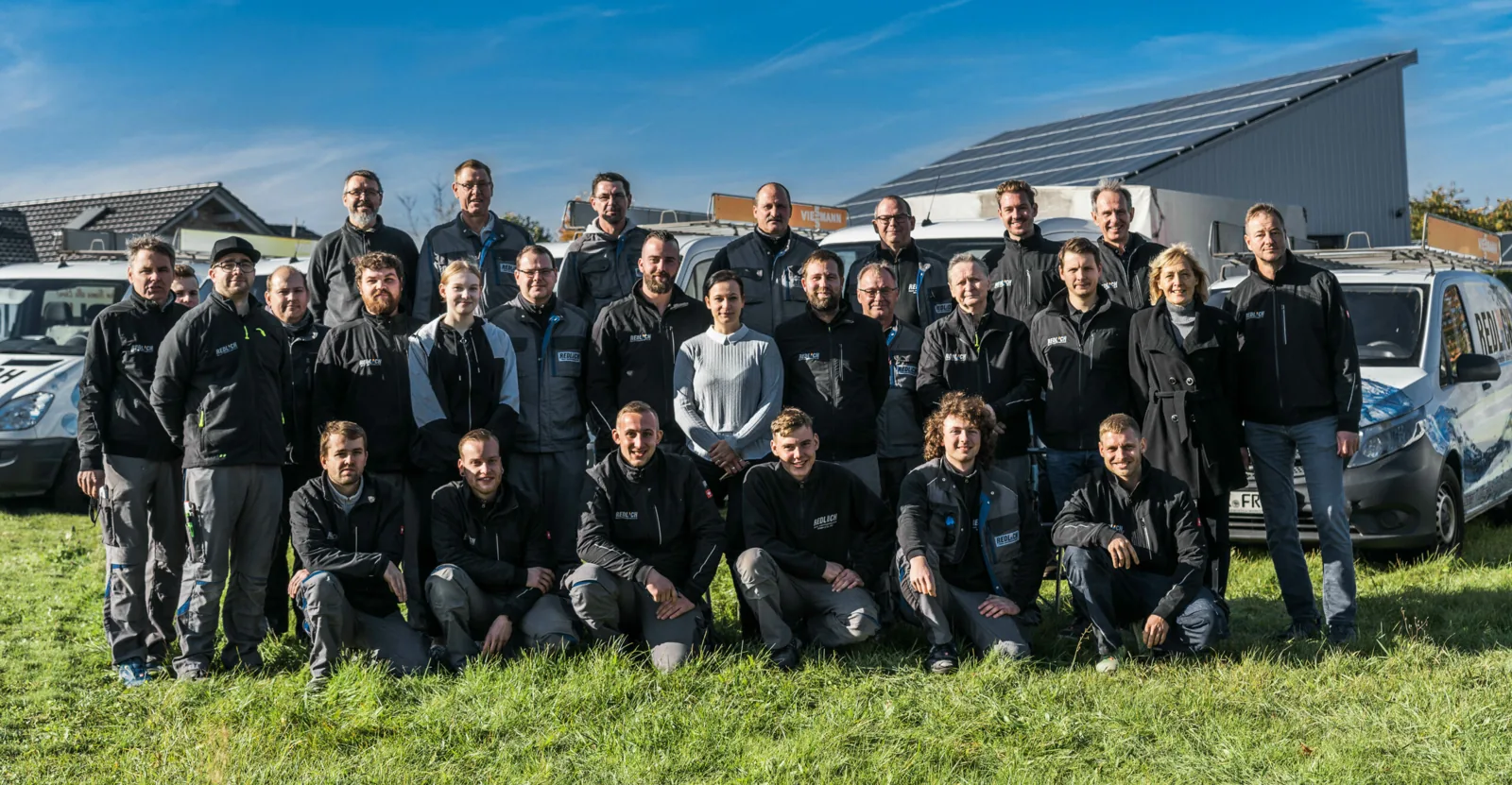 Das REDLICH-Team vor einem Unternehmensgebäude